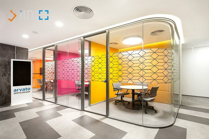 دکوراسیون مدرن دفتر کار شرکت Arvato Bertelsmann طراحی با رنگ های اصلی و پلان باز